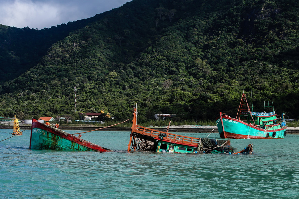 12 tàu cá ở Côn Đảo bị bão số 16 đánh chìm và hư hỏng